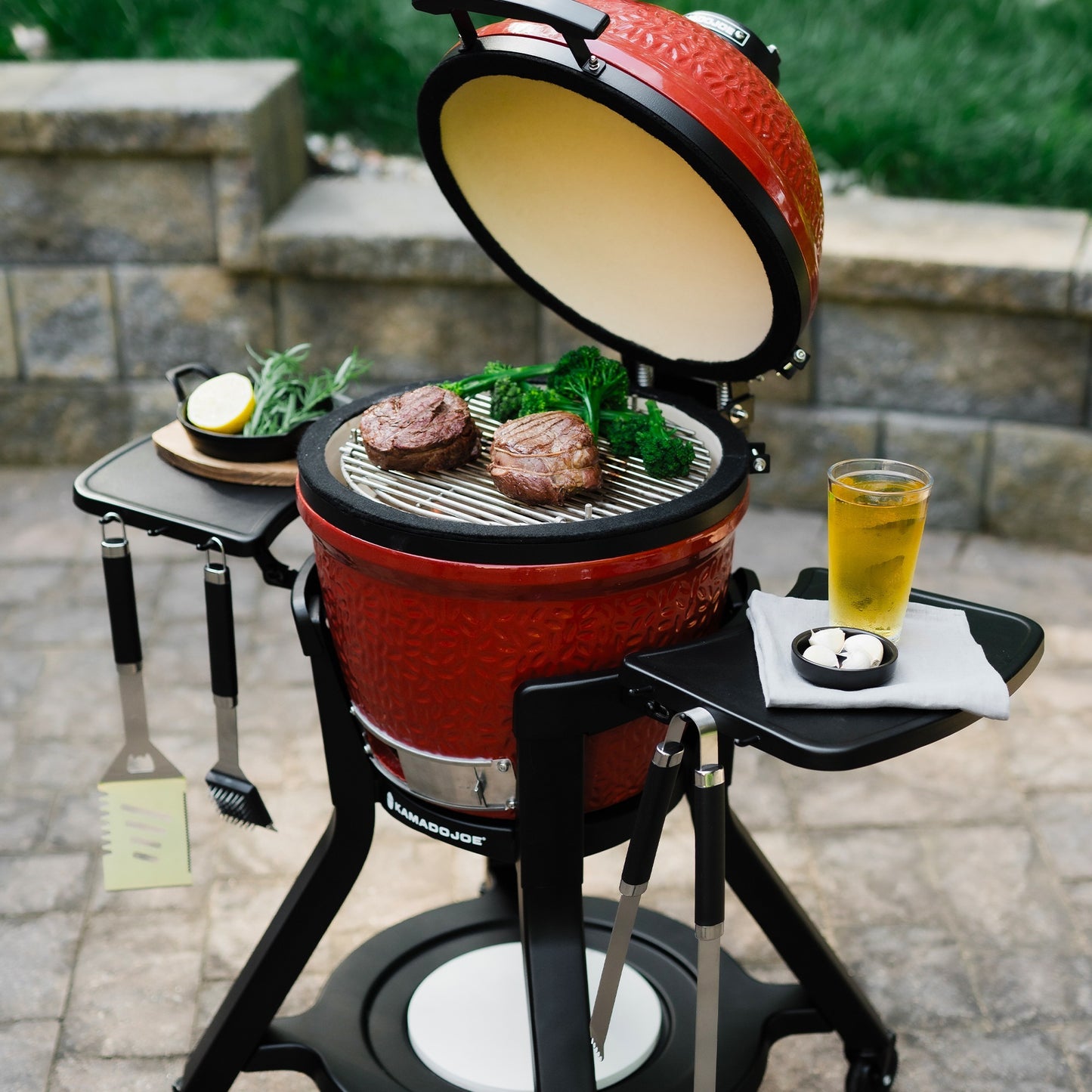 Kamado Joe Joe Jr-kar avec des tables latérales