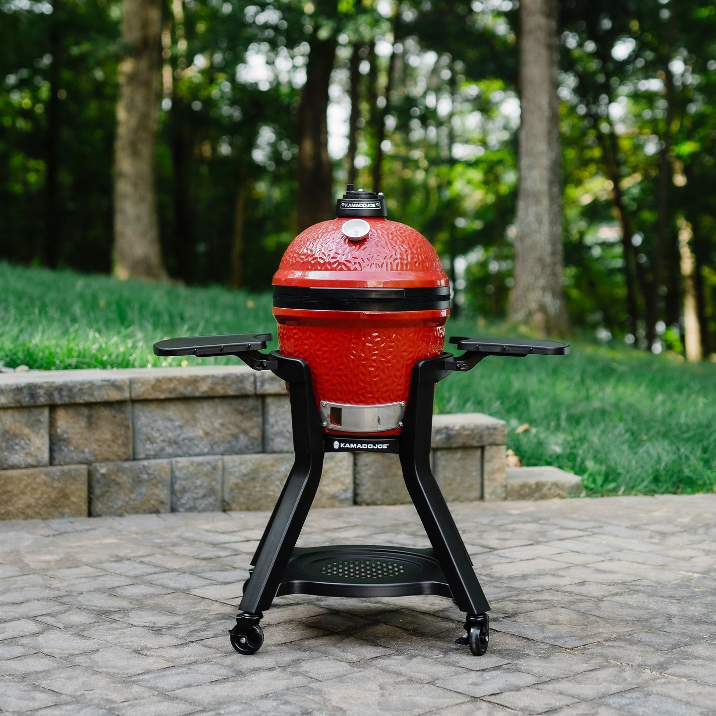 Kamado Joe Joe Jr-kar avec des tables latérales