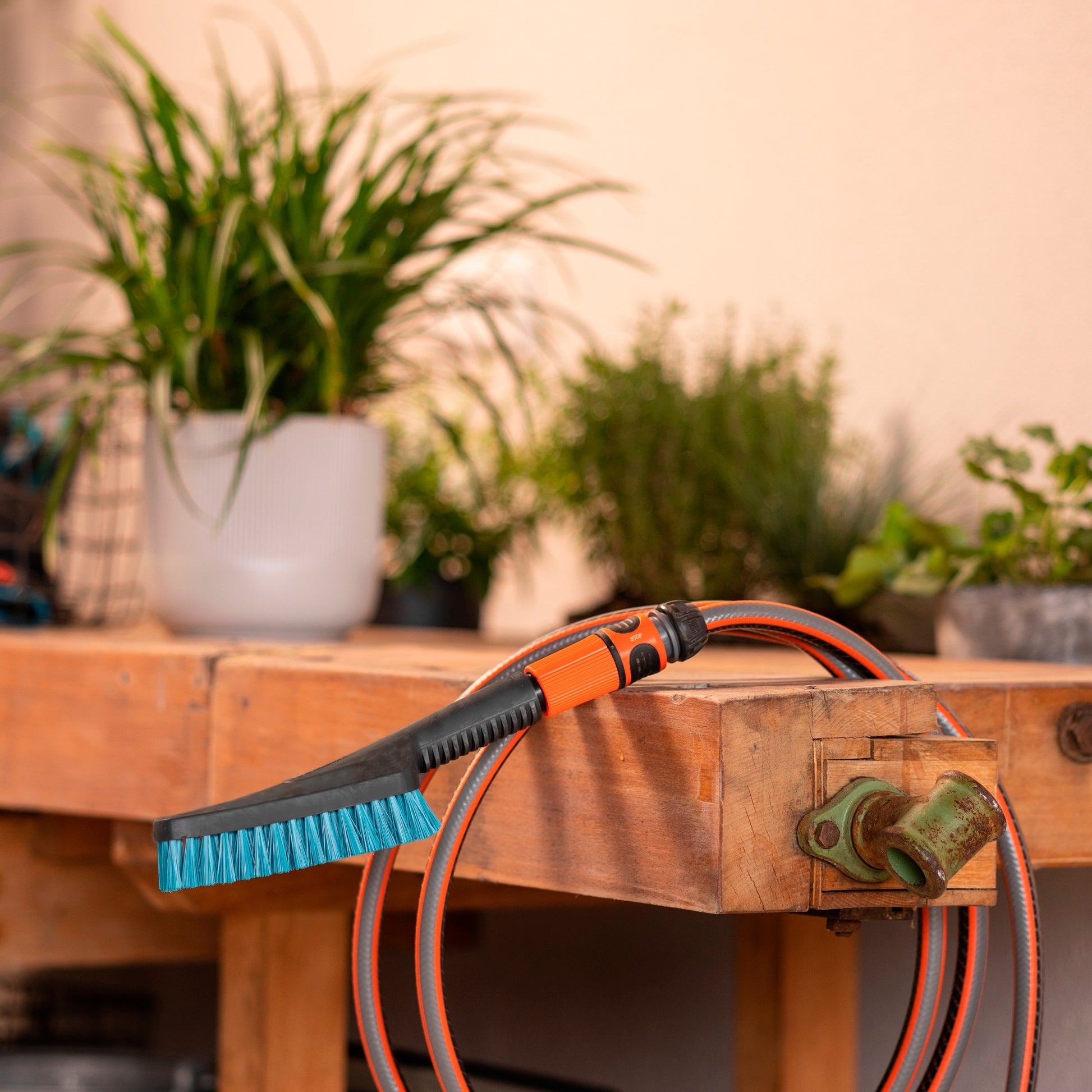 Gardena CleanSystem Hand Brush S dure, avec une connexion de tuyau