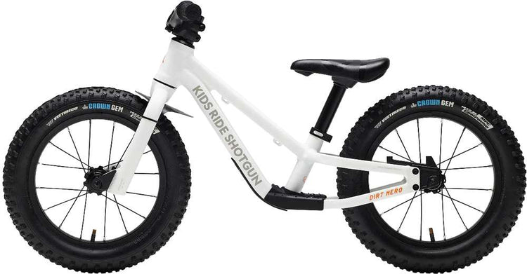 Les enfants montent sur le vélo d'équilibre Magura Dirt Hero 14