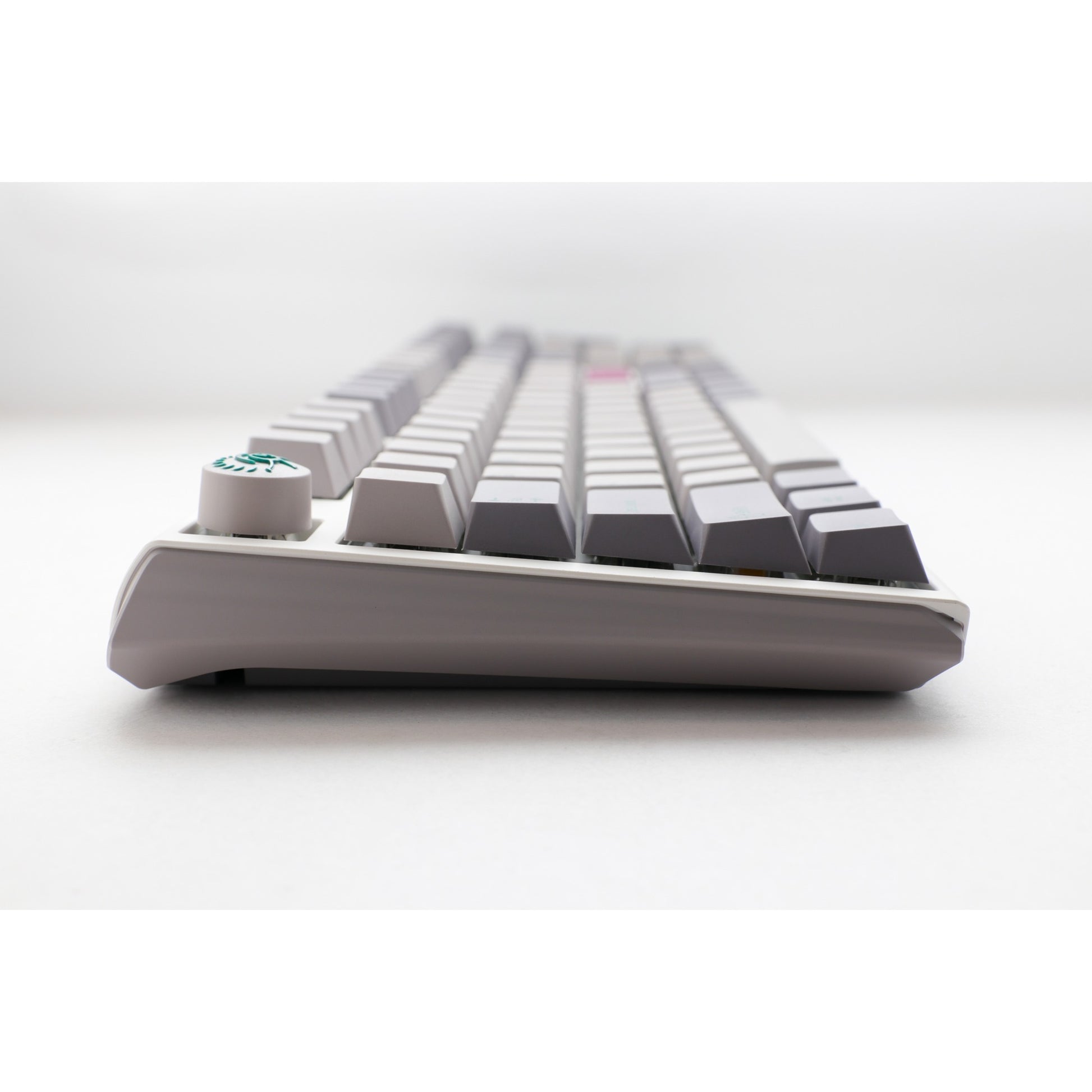 Ducky one 3 mist gray, clavier (gris clair, disposition américaine, rouge cerise mx, led rgb, pbt double-shot, remplaçable à chaud, mécanique charlatan)