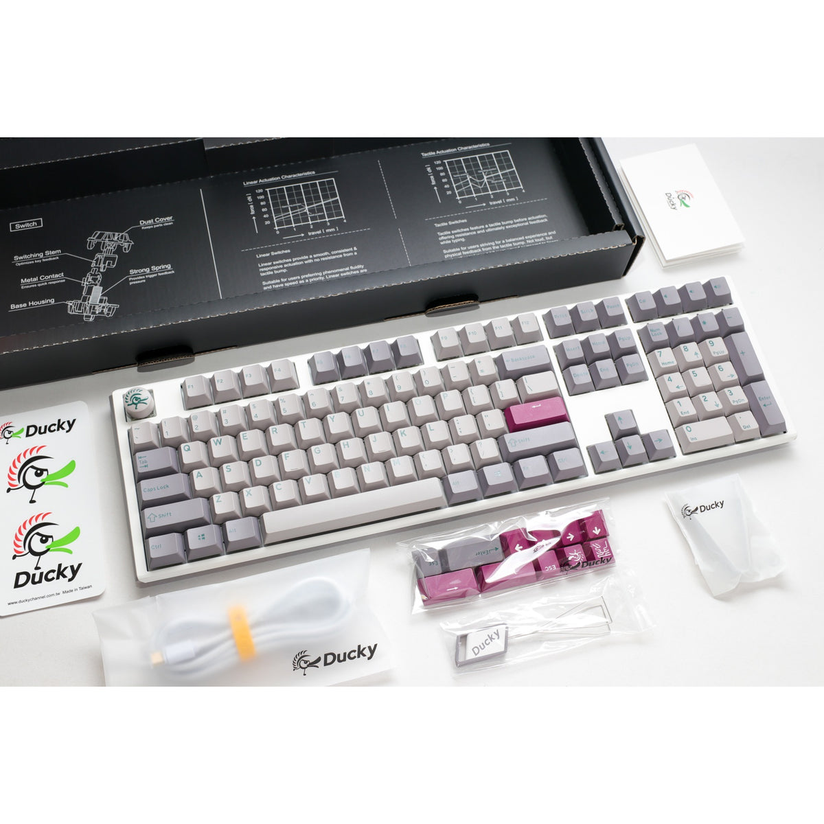 Ducky one 3 mist gray, clavier (gris clair, disposition américaine, rouge cerise mx, led rgb, pbt double-shot, remplaçable à chaud, mécanique charlatan)