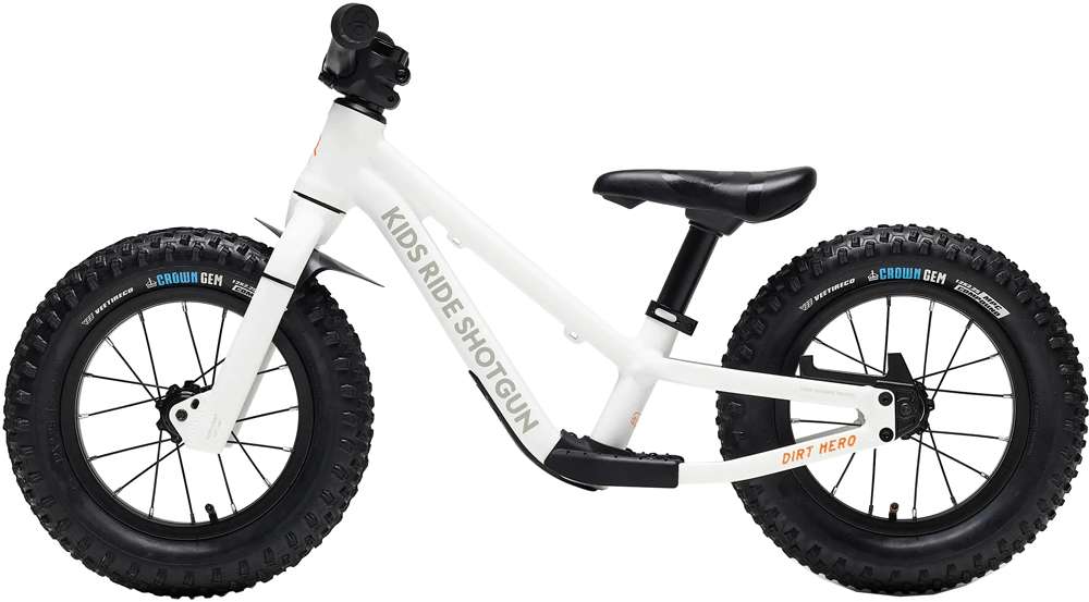 Les enfants montent sur un vélo d'équilibre Dirt Hero avec fusil de chasse 12