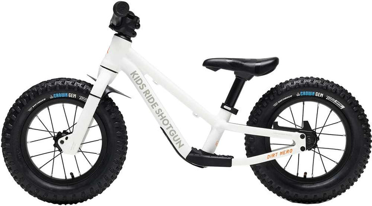 Les enfants montent sur un vélo d'équilibre Dirt Hero avec fusil de chasse 12