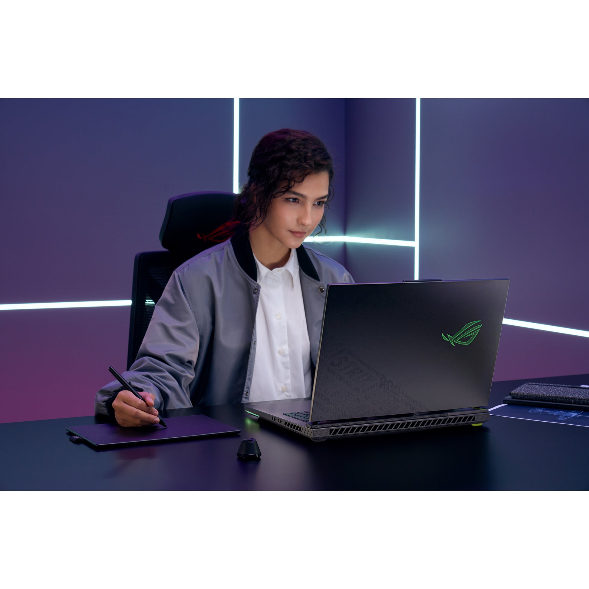 Ordinateur portable de jeu Asus ROG Strix G18 G814PM-S8009W 18 (Gris | R9 7940HX | RTX 5060 | 16 Go | SSD 1 To)