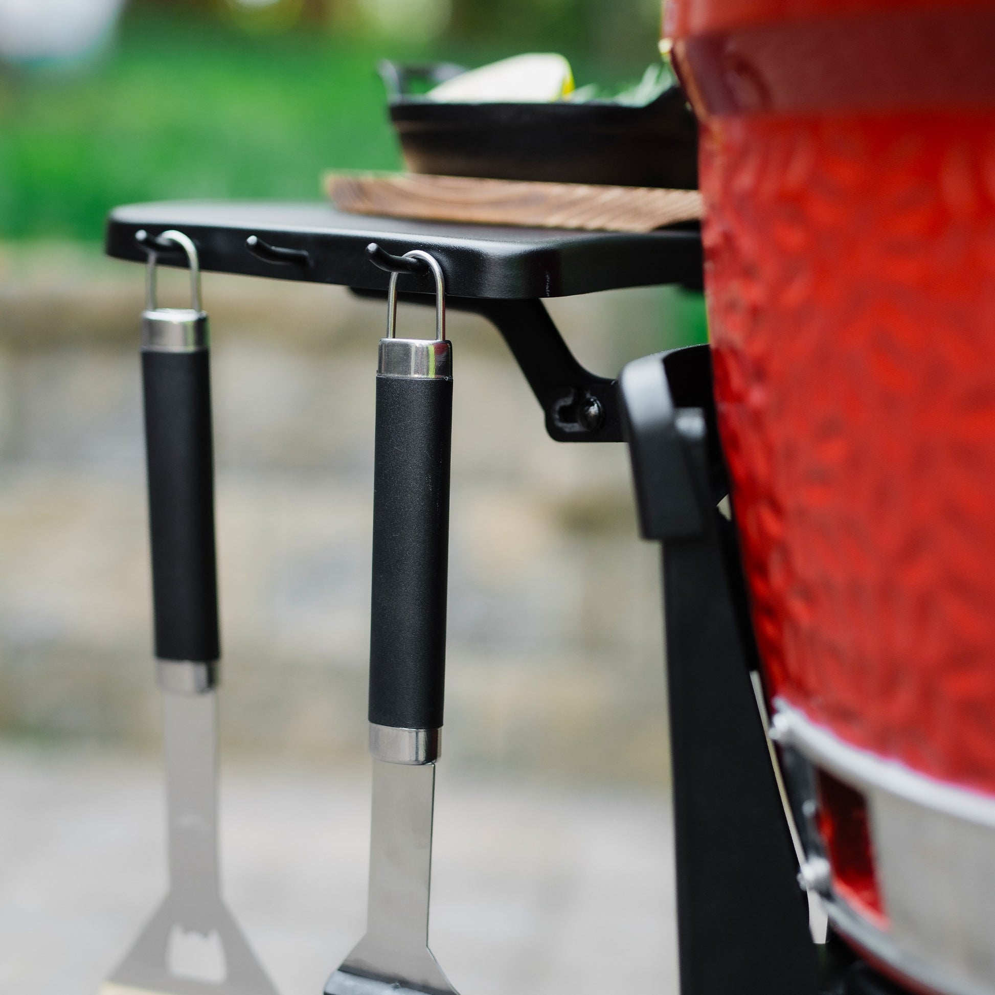 Kamado Joe Joe Jr-kar avec des tables latérales