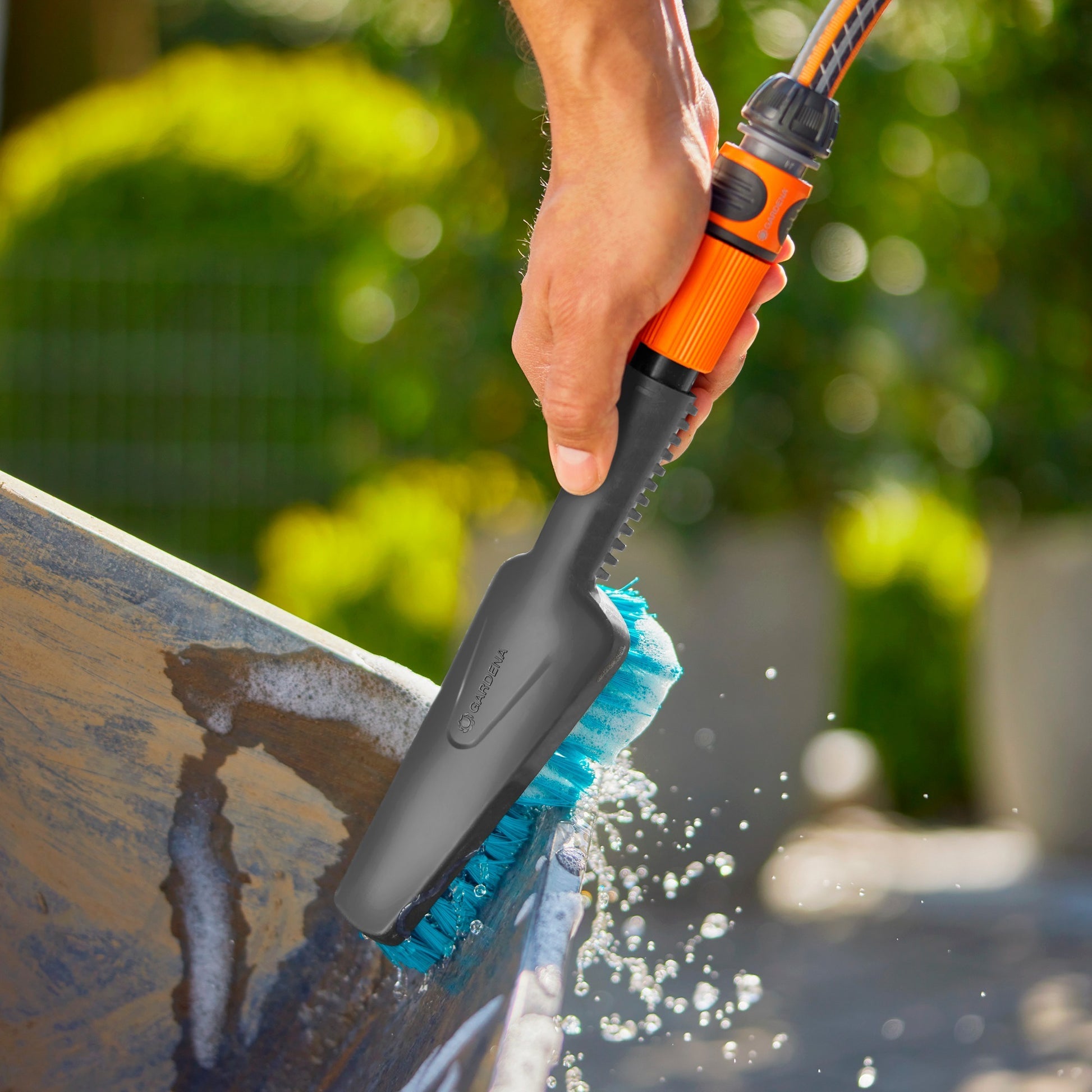 Gardena CleanSystem Hand Brush S dure, avec une connexion de tuyau