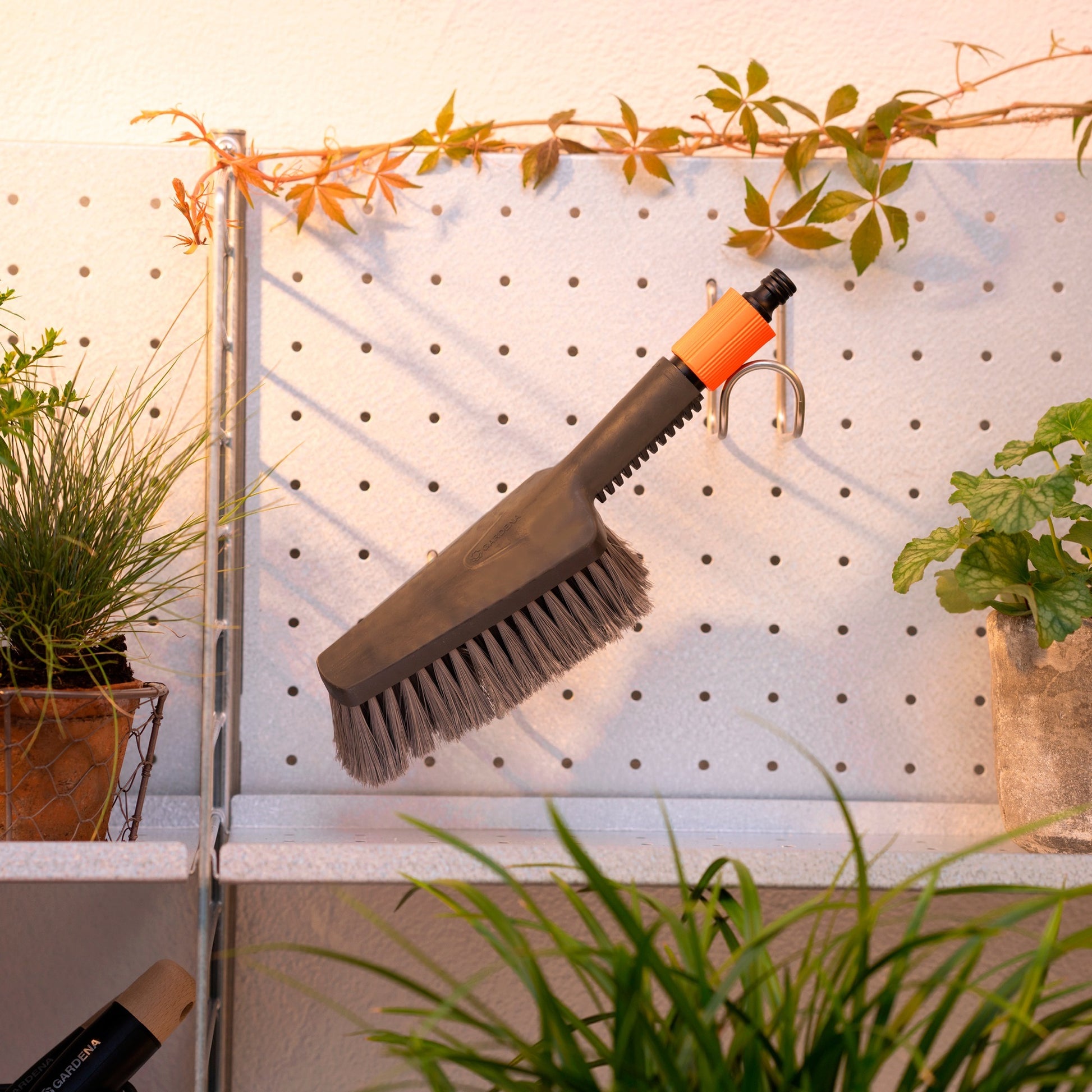 Ensemble de nettoyage de Gardena CleanSystem avec brosse à main m doux,