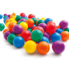 Intex jouant aux balles petites