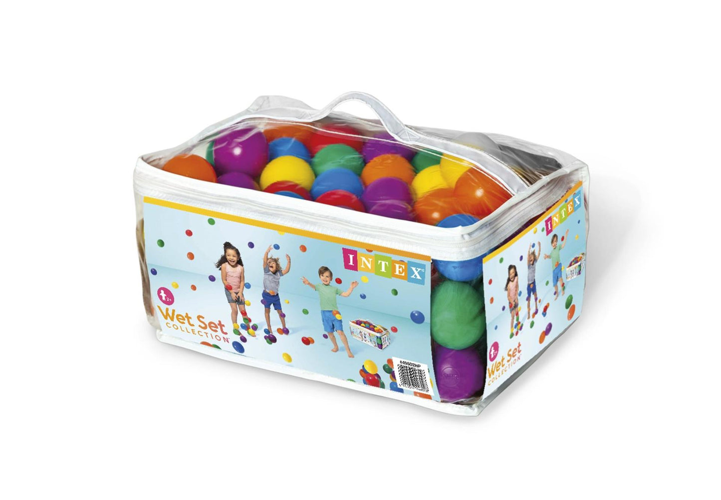 Intex jouant aux balles petites
