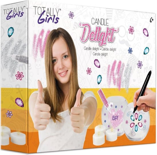 Les bougies jouets des os font et décorent
