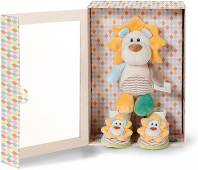 lion de tissu avec pantoufles pour bébés dans la boîte cadeau