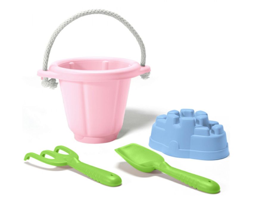 Toys verts réglés avec seau, râteau et écop