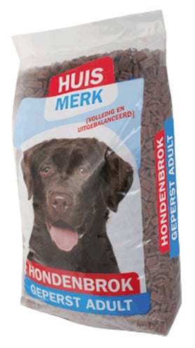 Adulte pressé à chocher pour chien