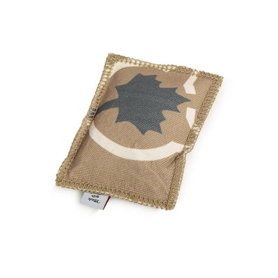 Compagnie canadienne du chat canadien jouent l'amour du coussin avec le beige gris catnip
