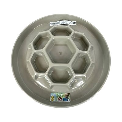 Heureux animal de compagnie fou des animaux de compagnie alimentant un seau en nid d'abeille lent mokka