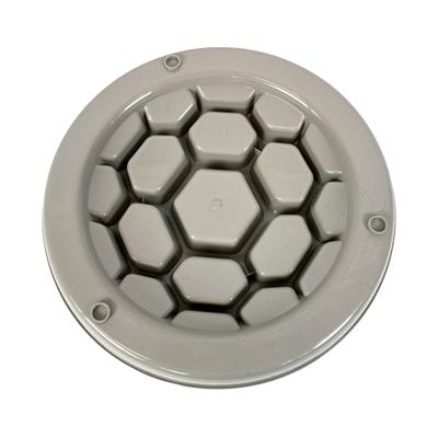 Heureux animal de compagnie fou des animaux de compagnie alimentant un seau en nid d'abeille lent mokka